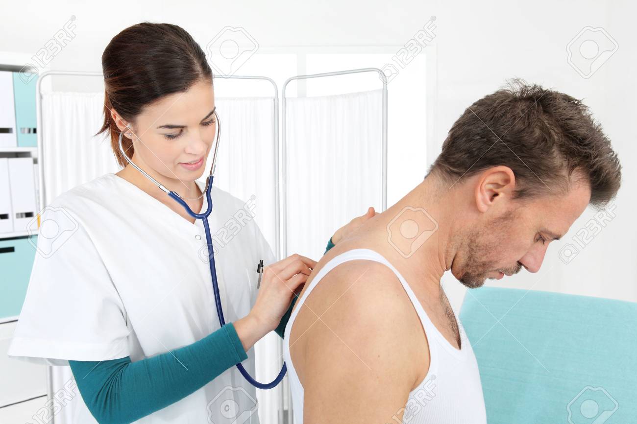 Médico examinando a paciente