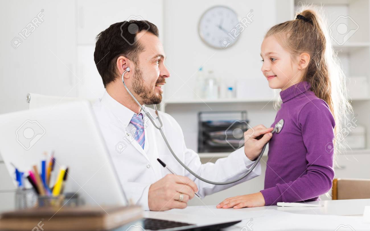 Un médico consultando a un paciente