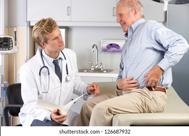 Médico examinando al paciente