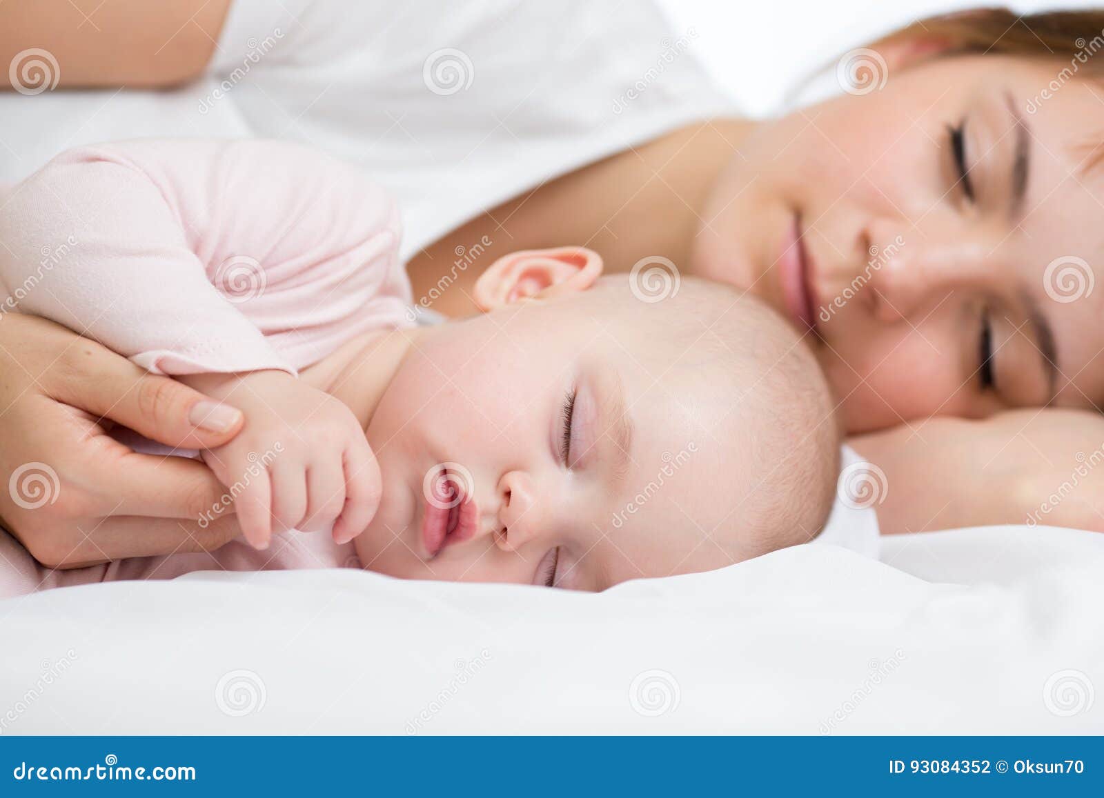 Bebé durmiendo junto a madre